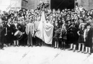 bandera regalada por las Damas Asturianas A este centro Regional