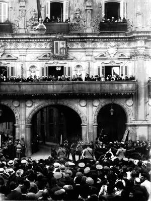 El presidente del consejo al Asomarse al balcón del Ayuntamiento - foto Amalio...