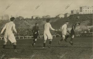 Partido disputado en el estadio de Chamartín entre el Real Madid y el Racing...