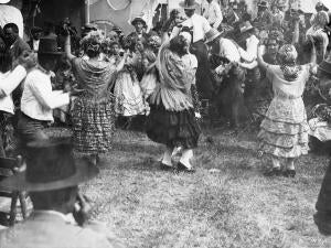 Las mujeres que bailan tocan palillos (castañuelas, fuera de Sevilla)