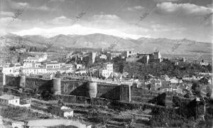 En segundo término el Albaicín y en el fondo la Alhambra y Sierra Nevada