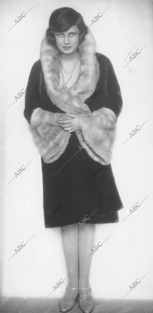 En la Imagen, la actriz Marion Mill con un abrigo de 1928 diseño de Emil...