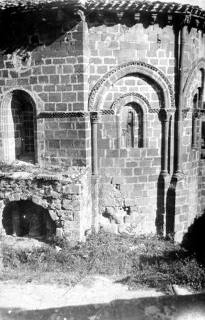 Abside de la iglesia de san Martín del pueblo Valderredible (Cantabria)