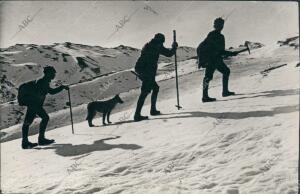 Montañeros Subiendo por las Laderas de las Montañas de Sierra Nevada