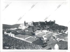 Vista de santa Olalla con el castillo al fondo