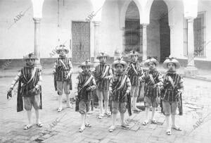 Los Seises con sus Trajes de Ceremonia (Abc 8361)