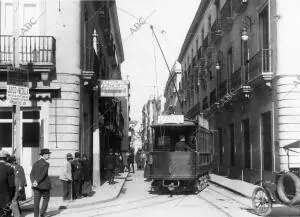 Uno de los primeros tranvías circulando por una calle sevillana