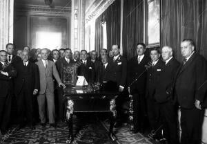 Sr. D, Jose cruz Conde, gobernador civil de Sevilla y director de la Exposicion...