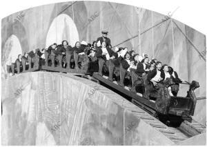 Un grupo de niñas en la montaña rusa del parque de atracciones