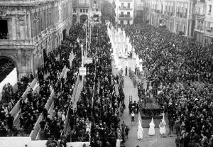 Las Solemnes y Tipicas Procesiones A su paso Pr la plaza de san Francisco