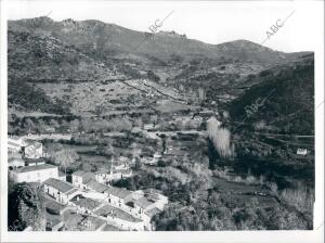 Vista general de Almonaster la Real, con la Sierra de Aracena de Fondo