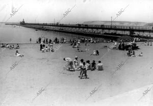 Vista de la playa y del paseo marítimo de Portugalete (Vizcaya)