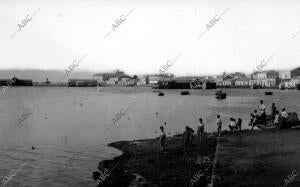 Los Alcázares (Murcia), 1930. Niños a la orilla del mar