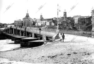 Puente del pueblo Almanzan por donde pasa el río Duero (Soria)