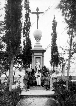 Colonos de la escuela de reforma Escuchan lectura al aire libre en el jardín del...