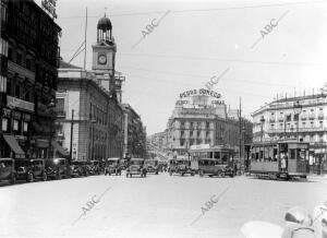 Vista de la Puerta del Sol en los años 30, con los tranvías aún circulando