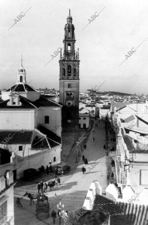 Vista de una de las Calles y de la torre de la iglesia de san Pedro del pueblo...