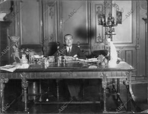 Retrato de D. Juan Ignacio Luca de Tena en su despacho de director de ABC