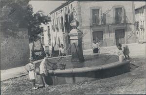 Unos Muchachos Llenando sus Botijos en la Fuente