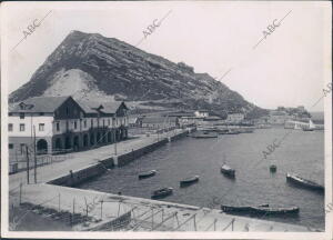 El puerto de Guetaria con el albergue de Pescadores