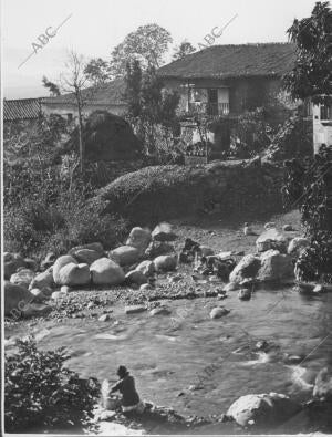 Unas Mujeres Lavan la ropa en las Aguas del nuño Cojo, cerca del puente romano