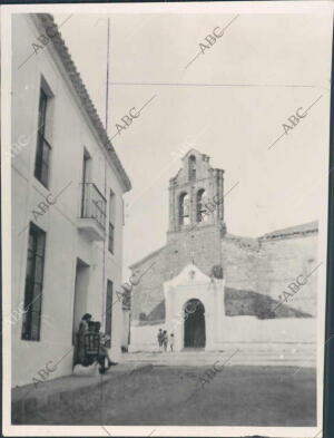 La iglesia con su típico Campanario de ladrillo Cortado, donde Recibe culto...