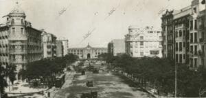 Antigua avenida de la Plaza de Toros, hoy de Felipe II, y al fondo, la Plaza de...
