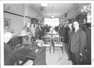 Inauguración de la biblioteca pública de la caja de Pensiones por el obispo de...