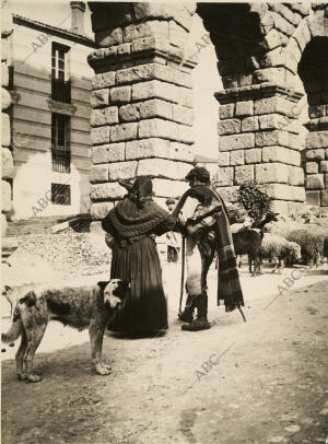 Pastores bajo los arcos del acueducto de Segovia