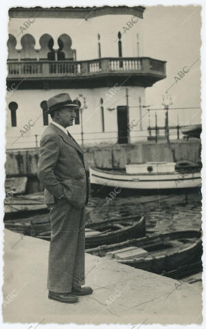 Fernández Florez, mirando al mar, junto al Real Club de Regatas de Alicante