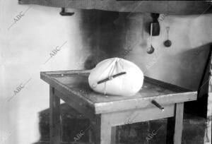 Preparación artesanal de queso en una queseria de los años 30