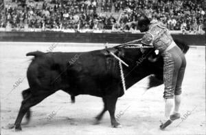 Nicanor Villalta en una de sus magníficas estocadas en la corrida inaugural de...