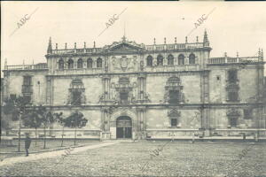 Vista de la Fahada de la Universidad de Alcalá de Henares