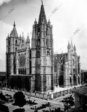 La Catedral gótica de León, siguiendo la costumbre antigua de construir los...