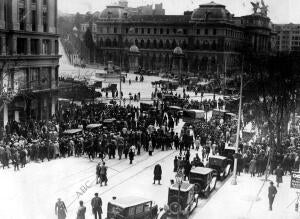 El público presenciando desde la Glorieta de Atocha los desórdenes que se...