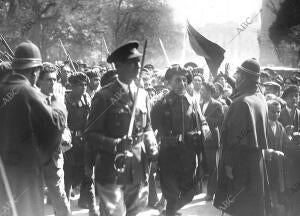 En la imagen, las primeras fuerzas del Ejército que salieron a las calles...