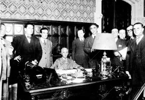 D. Francisco Maciá después de Hacerse cargo de la diputación de Barcelona, firma...