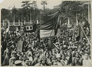 En la imagen, la multitud en la Calle Alcalá