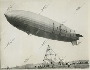 El USS Akron, en su primer vuelo de prueba