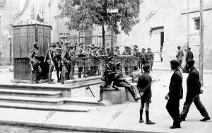 Una plaza tomada militarmente por las Fuerzas del regimiento de infantería...