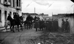 Fuerzas de la guardia civil por los Alrrededores de la casa del Pueblo