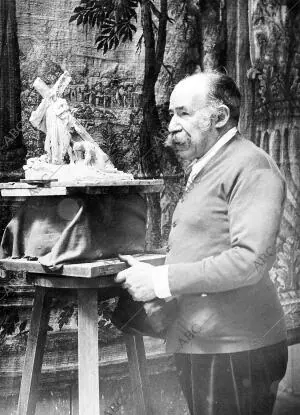 El escultor Mariano Benlliure ante el boceto Del "Paso"