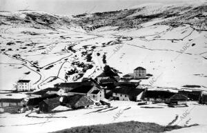 Vista general del pueblo Leitariegos Despues de una Nevada (Asturias)