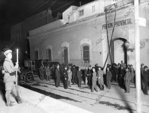 El exterior de la prisión provincial Malagueña durante los Disturbios Promovidos...