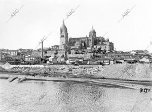 Además de la Catedral de Salamanca en la foto se observa la fachada de la Casa...