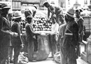 Obreros Municipales Descargando pan llegado de los Pueblos de la provincia y de...