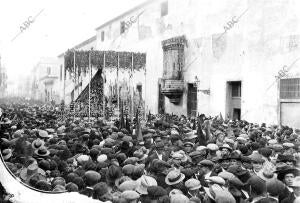 La Esperanza de Triana ante la cárcel la madrugada del viernes
