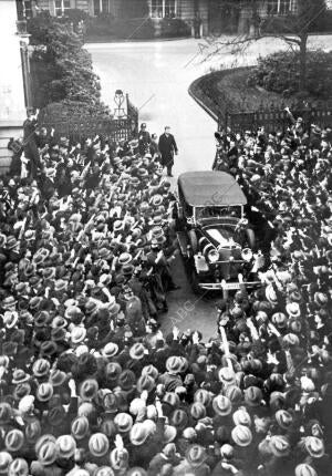 El Führer llega A la cancillería del Reich para ocupar su alto Puesto