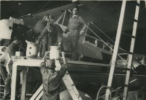 Soldados de Aviación cargando de aceite el «Cuatro Vientos», momentos antes de...