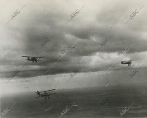 El «Cuatro Vientos» (arriba, izquierda), escoltado por aviones cubanos, a su...